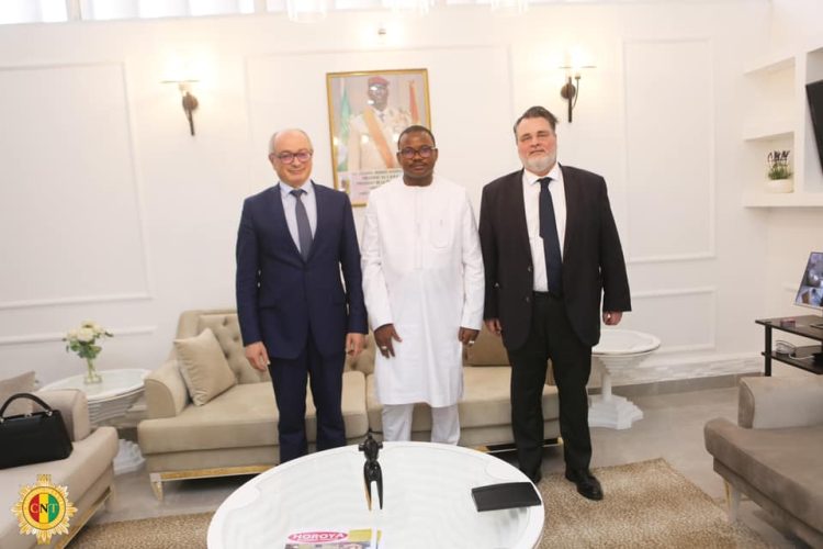 Le Président du CNT Dr Dansa Kourouma a reçu des émissaires du Groupe Bouygues (images) !!!