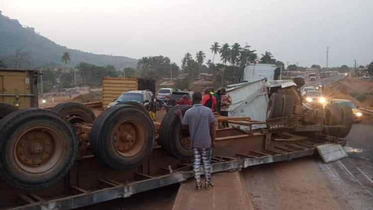 Coyah : Deux camions se renversent sur la route nationale N°1 (images)