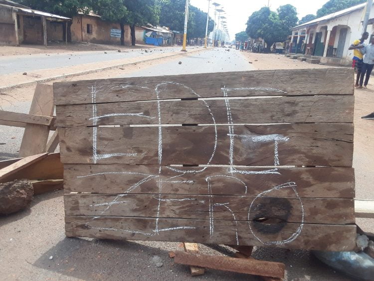 Kankan: Dans le noir, les jeunes de la ville de « NABAYA » dans la rue (images)!!!