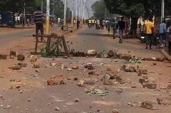 Kankan: Dans le noir, les jeunes de la ville de « NABAYA » dans la rue (images)!!!