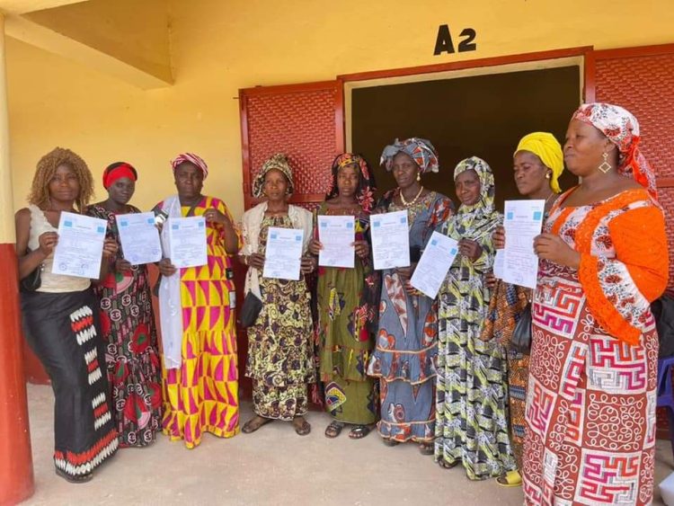 Katougouma-Kolaboui/Boké : Dix  groupements féminins obtiennent des documents de prêts des terres  grâce à l’appui de l’ONG C-DEV !!!