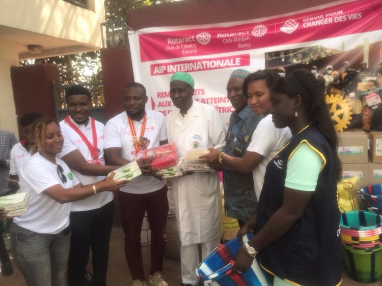 Santé : les Rotaracts clubs de Conakry et d&rsquo;Abidjan font un don de vivres et de produits cosmétiques aux  femmes souffrantes des fistules obstétricales !!!