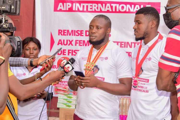 Santé : les Rotaracts clubs de Conakry et d&rsquo;Abidjan font un don de vivres et de produits cosmétiques aux  femmes souffrantes des fistules obstétricales !!!