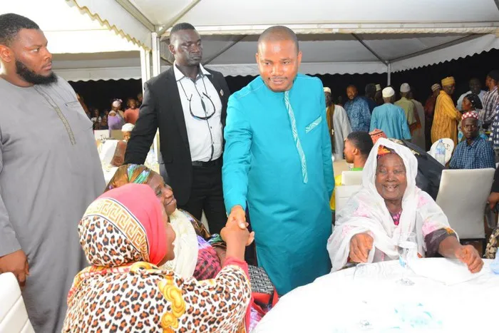 Rupture collective du jeûne : le Président du CNT, Dr Dansa Kourouma communie avec ses voisins de Coyah !!!