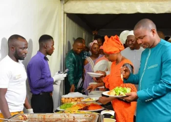 Rupture collective du jeûne : le Président du CNT, Dr Dansa Kourouma communie avec ses voisins de Coyah !!!