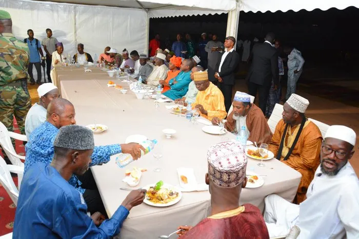 Rupture collective du jeûne : le Président du CNT, Dr Dansa Kourouma communie avec ses voisins de Coyah !!!