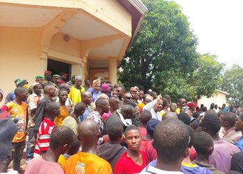 Sous la pression des jeunes en colère, le préfet de Dinguiraye annonce la levée du barrage de Temedougou!!!