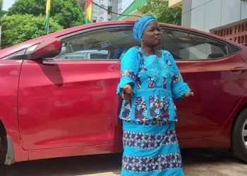 Le colonel Mamadi Doumbouya offre un véhicule de service à l’infirme Mme Issa Sy !!!