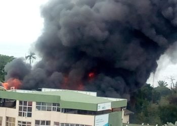 Urgent : Un grave incendie à la plus grande Usine de meubles en Guinée  »LIPCO » à Kaloum (images)!!!