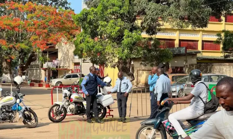 Kaloum : La sécurité renforcée devant le Palais Mohamed V abritant le CNRD, les travailleurs n’arrivent pas à y accéder (source) !!!