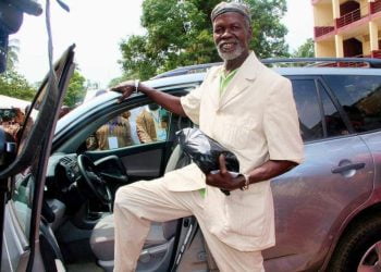 Education : Colonel Mamadi Doumbouya offre une voiture Rav 4 au professeur Aboubacar Sidiki Keita alias ‘’Socrate’’ !!!