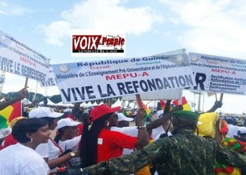 An 64 de l’indépendance de la Guinée, très bien habillée, la Gouverneure Mahawa Sylla charcute son discours devant le public !!!