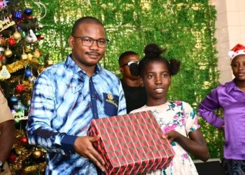 Fêtes de Noël : Le Président du CNT, Dr Dansa Kourouma offre des cadeaux aux enfants d’orphelinats des six communes de Conakry !!!