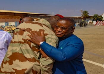 Aéroport International AHMED SEKOU TOURE : Le Chef de l’Etat accueille le Président de la République de Sierra Leone (DCI) !!!