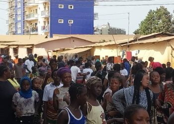 Dixinn : Des jeunes dans la rue pour ‘’dénoncer’’ la vente de leur maison !!!