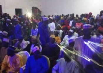 Dernière minute à Missira : Des journalistes exclus d’une rencontre entre le Préfet Col. Mamadou Lamarana Diallo et des habitants !!!