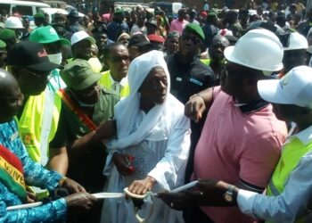 Kolaboui/Boké : Le premier ministre Dr Bernard Goumou inaugure une centrale électrique!!!