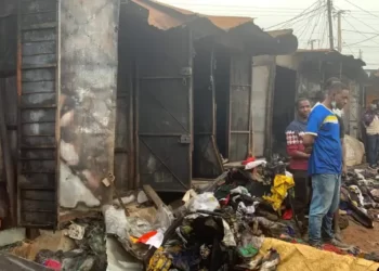 Une partie du grand marché d’Entag Commune de Matoto en feu, des dégâts considérables : « c’est d’origine électrique » selon le Maire Tos Camara !!!