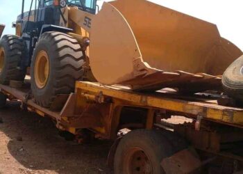 Yomou : Pour la 1ère fois des engins sont acheminés pour le bitumage de 11 kilomètres de voiries urbaines !!!