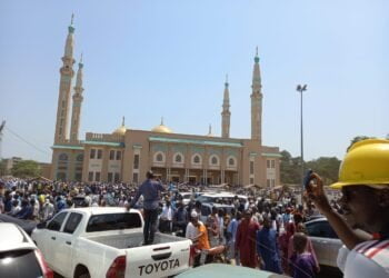 Religion : A peine rouverte, colonel Mamadi Doumbouya effectue la prière de Vendredi à la Mosquée Fayçal !!!
