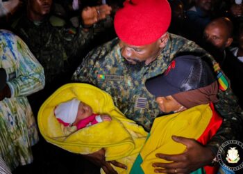 Aéroport Ahmed Sékou Touré : Le Chef de l’Etat à l’accueil des Guinéens venant de Tunisie (DCI) !!!