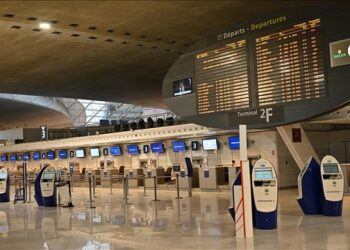 Réforme des retraites en France: des manifestants bloquent l&rsquo;entrée de l&rsquo;aéroport Paris Charles de Gaulle