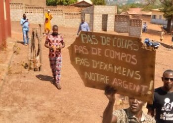 Dernière minute/Dinguiraye:Des enseignants contratuels dans la rue « pas cours, pas examens, notre argent »!!!