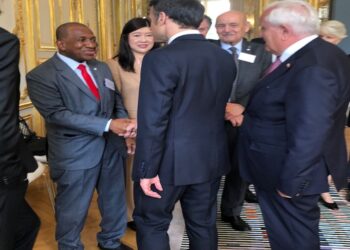 Paris : L’ancien PM guinéen, Kabinet Komara rencontre le Président français Emmanuel Macron (images) !!!