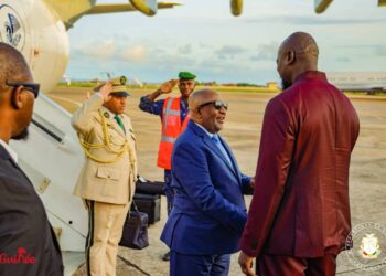 Aéroport AST: Le Président des Comores Azali ASSOUMANI accueilli par le colonel Mamadi Doumbouya!!!