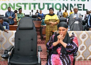 CNT: Dr Dansa KOUROUMA fait parler son cœur, il offre un fauteuil roulant à sa collègue Massoud BARRY!!! 