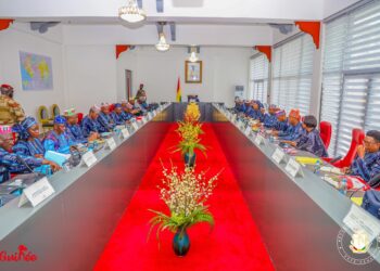 Les membres du gouvernement en  »Leppi du Foutah » en conseil des Ministres!!!