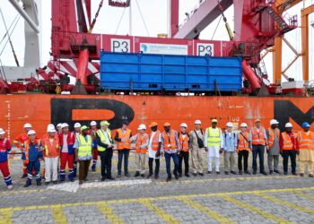 Conakry Terminal renforce son infrastructure portuaire avec l’arrivée d’un nouveau portique de quai !!!