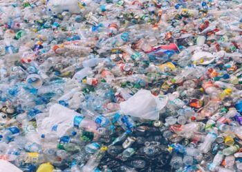 Innovation à Labé : Un inventeur transforme des plastiques en carburant de tout genre !!!