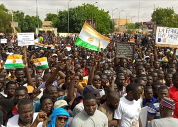 Niger : des milliers de partisans de la junte militaire manifestent à Niamey contre la France et la Cédéao!!!