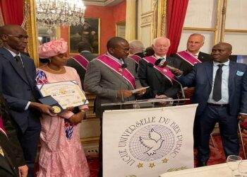 Paris : Dr Dansa Kourouma honoré avec une distinction de la Ligue universelle du bien public à travers une médaille d’Or et un diplôme !!!