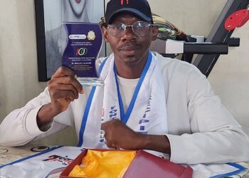 Sélectionné parmi les ‘’100 personnalités qui font bouger la Guinée’’ , M. Macky Guissé DGA du CGC dédie son prix au col. Mamadi Doumbouya, Président de la Transition !!!