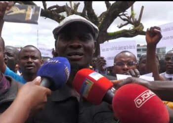 N’zérékoré : Sit-in des enseignants contractuels devant la DPE, ils réclament le paiement de leurs arriérés !!!