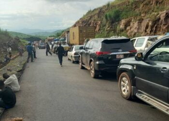 Circulation : Des centaines de passagers et véhiculés bloqués sur la montagne de Labota suite à un accident (images) !!!