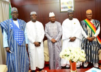 Dr Dansa KOUROUMA et Colonel Malick DIAW ravivent la flamme de la culture traditionnelle africaine sous le sceau d’un Grand Sumu (Cel. Com CNT)!!!