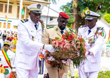 AN 65 de la République de Guinée : Le Président de la Transition, Col. Mamadi Doumbouya a déposé la gerbe de fleurs à la place des Martyrs à Kaloum !!!