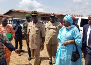 N’Zérékoré/Phaghalaye : La 1ère vice-présidente du CNT, Mme Maimouno Yombouno au chevet des sinistrés !!!