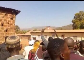 Education/Dinguiraye : Non identifiés par la mission de contrôle, des enseignants contractuels dans la rue !!!