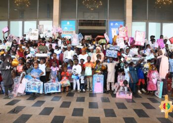 Fête de Noël : le président du CNT, Dr Dansa Kourouma offre des cadeaux aux enfants orphelins de Conakry !!!