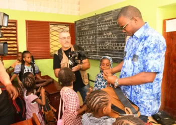 Humanitaire : le Président du CNT, Dr Dansa Kourouma offre des kits scolaires à des élèves de Taouyah et de Boulbinet !!!