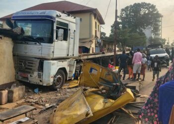 Matam: Un conteneur d’un camion remorque s’est detaché en plein circulation (images)!!!