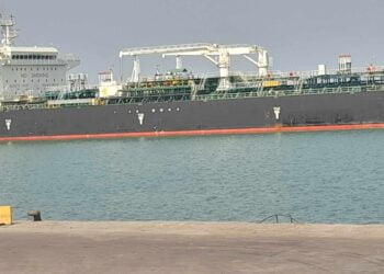 Vers la fin de la crise de carburant en Guinée : Un Bateau d’Essence a accosté au Port Autonome de Conakry (images) !!!