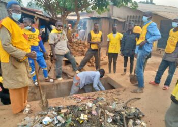 Journée citoyenne à Dinguiraye : Des habitants de la CU assainissement la ville !!!