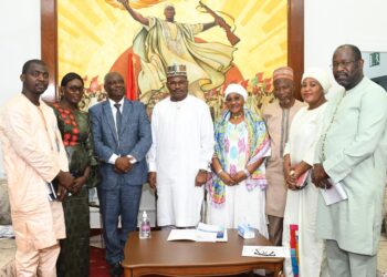 Adoption de la Loi relative à la lutte contre le VIH/SIDA en Guinée, une mission de l’ONUSIDA chez le Président du CNT, Dr Dansa Kourouma !!!