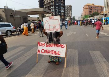 Kaloum: Des femmes sinistrées descendent dans la rue et bloquent la circulation (images)!!!