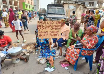 Kaloum: Des femmes sinistrées descendent dans la rue et bloquent la circulation (images)!!!